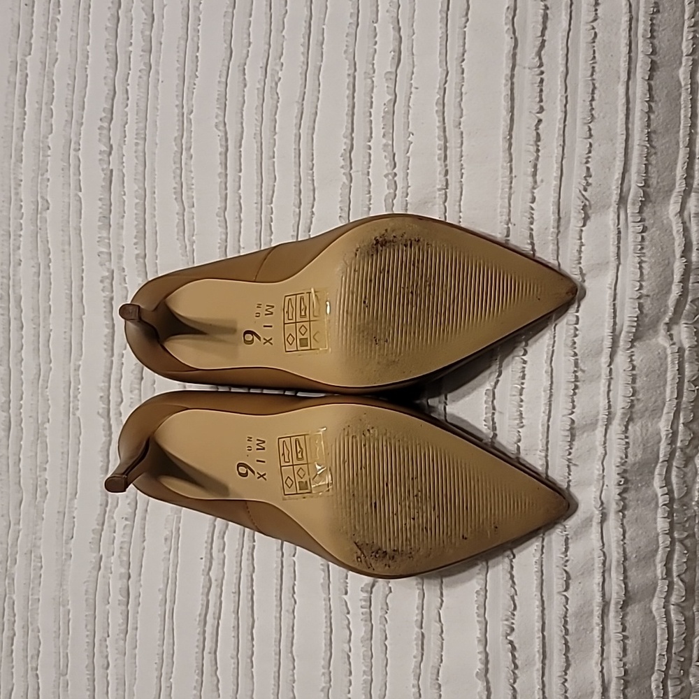 Tan pumps - Picture 3 of 7